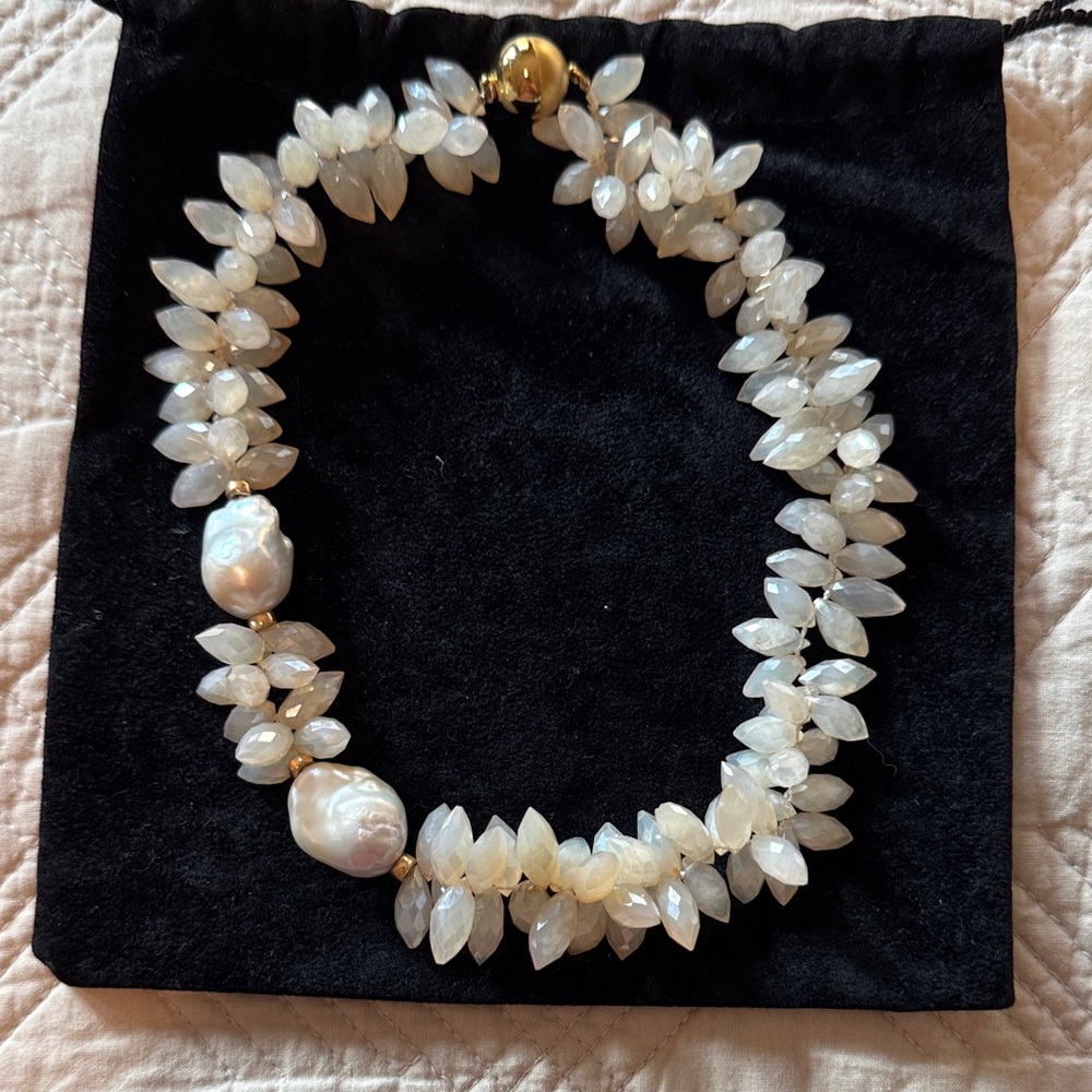 Elegant Pearl and Crystal Necklace